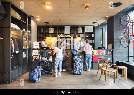 Lobby con banco della reception. Ace Hotel Shoreditch, Londra, Regno Unito. Architetto: EPR Architetti Limited, 2016. Foto Stock