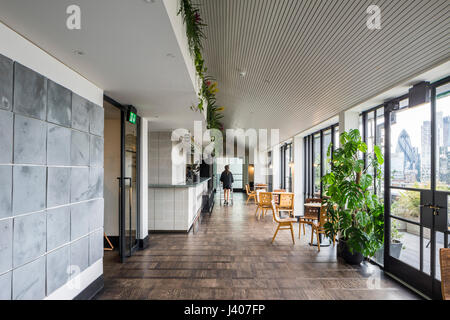 Il bar al piano di sopra. Ace Hotel Shoreditch, Londra, Regno Unito. Architetto: EPR Architetti Limited, 2016. Foto Stock