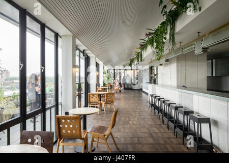 Il bar al piano di sopra. Ace Hotel Shoreditch, Londra, Regno Unito. Architetto: EPR Architetti Limited, 2016. Foto Stock