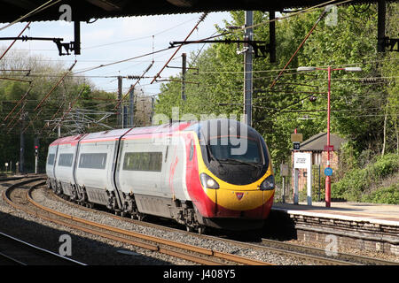 Classe 390 Pendolino elettrico unità multiple in treno in Vergine Costa Ovest livrea arrivando a Lancaster stazione ferroviaria sulla linea principale della Costa Occidentale (WCML). Foto Stock