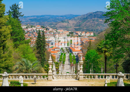 Lamego Portogallo cityscape, la vista verso il basso dal vertice del 686 passo scalinata barocca che conduce a Nossa Senhora dos Remedios chiesa di Lamego. Foto Stock