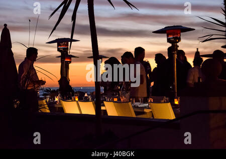 San Diego, Stati Uniti d'America - 8 Marzo 2014: le persone al di fuori nel famoso Hotel del Coronado bar e ristorante di notte in California con il tramonto e proprie illuminato Foto Stock