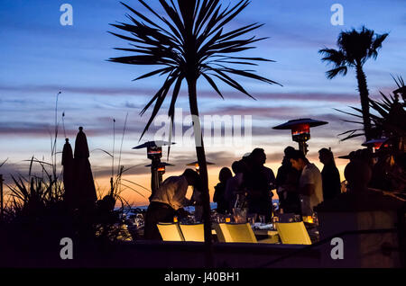 San Diego, Stati Uniti d'America - 8 Marzo 2014: le persone al di fuori nel famoso Hotel del Coronado bar e ristorante di notte in California con il tramonto e proprie illuminato Foto Stock