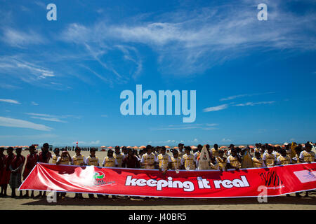 Una colorata processione che porta fuori In Cox bazar spiaggia del mare per contrassegnare la International Coastal Cleanup Day 2013. Cox's Bazar, Bangladesh Foto Stock