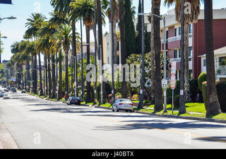 Los Angeles, Stati Uniti d'America - 9 Marzo 2014: Rangely Beverly street nel centro di Los Angeles con case residenziali e palme Foto Stock