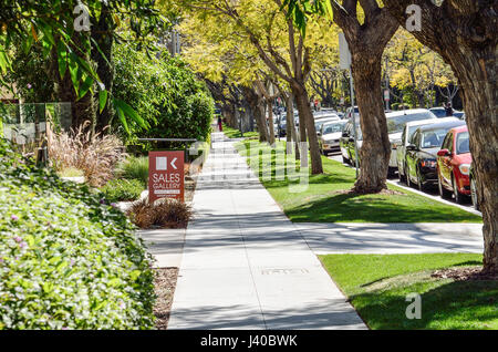 Los Angeles, Stati Uniti d'America - 9 Marzo 2014: il marciapiede lungo la strada nel centro di Los Angeles in Beverly Hills con case e alberi con galleria di vendita segno Foto Stock