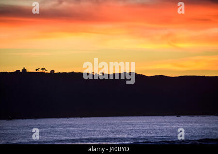 Tramonto colorato su Coronado Island con sagome di Cabrillo National Monument a San Diego, California Foto Stock