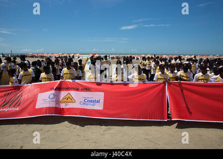 Una colorata processione che porta fuori In Cox bazar spiaggia del mare per contrassegnare la International Coastal Cleanup Day 2013. Cox's Bazar, Bangladesh Foto Stock