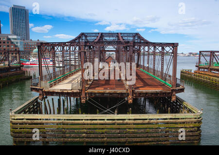 Boston, Massachsetts, Stati Uniti d'America - 2 Luglio 2, 2016: Boston Northern Avenue Bridge. Costruito nel 1908, è stato chiuso al traffico di veicoli in 1999 Foto Stock