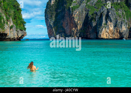 Vista panoramica della donna da parte di mare contro le formazioni rocciose Foto Stock