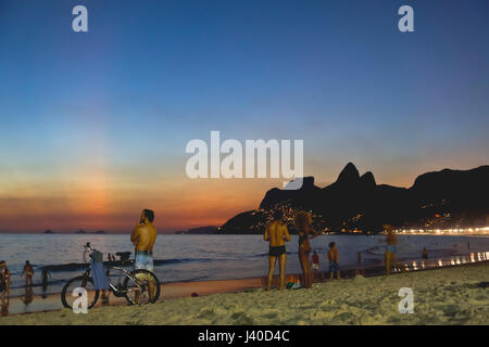 Visitatori atIpanema beach, Rio de Janeiro, Brasile Foto Stock