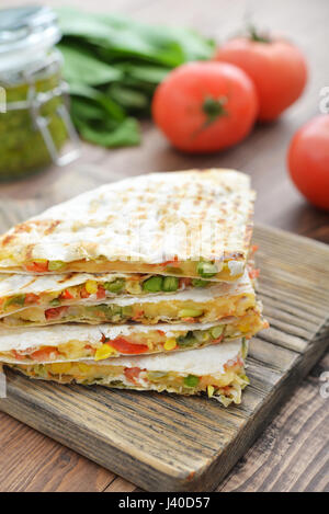 Pila di mexican Quesadilla con pollo, mais, peperoni e pomodori. Foto Stock