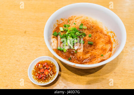 Pasto abbondante di Teowchew Fishball noodles per luce eater Fishball tagliatelle fatte esclusivamente di pasta di pesce e stampato in sfere o fette fishcake Foto Stock