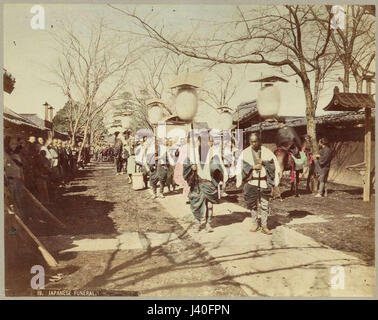 Questa è una fotografia scattata da Kusakabe Kimbei, un famoso fotografo giapponese alla fine del XIX secolo, che raffigura un funerale tradizionale giapponese. L'immagine cattura i rituali culturali, l'abbigliamento e l'atmosfera che circondano l'evento solenne. Foto Stock