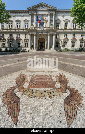 Hotel de Ville,Place de Horloge, ciottoli Mosaico di pietra, Avignone, Bouche du Rhone, Francia Foto Stock