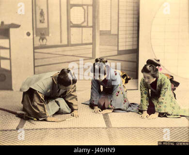 Kusakabe Kimbei era un famoso fotografo giapponese, noto per il suo lavoro alla fine del XIX secolo. La sua serie fotografica "Visiting Ceremony" cattura le pratiche culturali giapponesi e gli eventi cerimoniali di quel periodo. Foto Stock