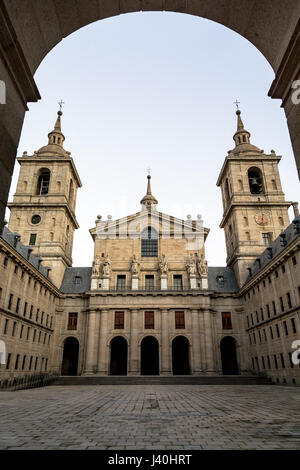 Basso angolo vista di El Escorial Basilica facciata Foto Stock