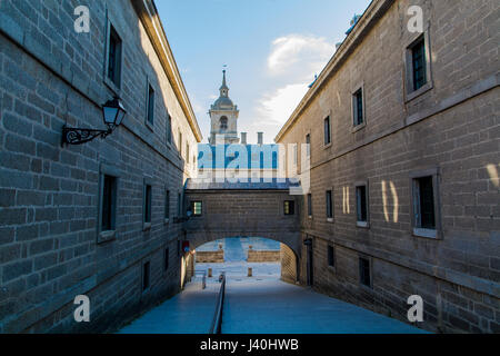 Il passaggio di accesso Street a El Escorial Monastero Foto Stock