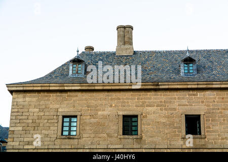 Alta Sezione di edifici ausiliari facciata a El Escorial Foto Stock