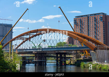 Nuovo ponte ferroviario in costruzione sul fiume Irwell, per la corda Ordsall rail link project, Salford, Manchester, Inghilterra, Regno Unito Foto Stock