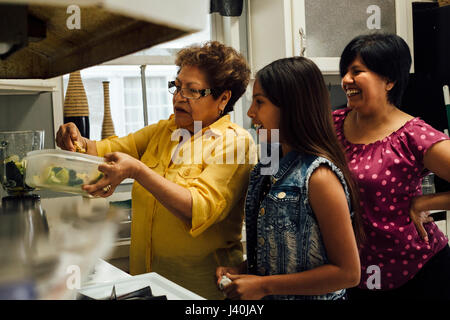 Nonna nipote di insegnamento per cucinare Foto Stock