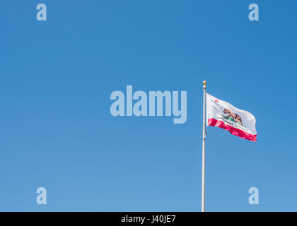 Bandiera californiana contro il cielo blu, Venice Beach, California, Stati Uniti d'America Foto Stock