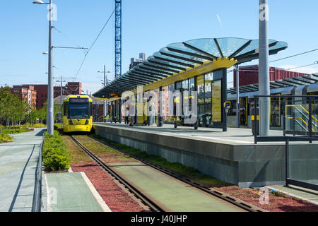 Metrolink tram all'Deansgate-Castlefield fermata del tram, Manchester, Inghilterra, Regno Unito Foto Stock