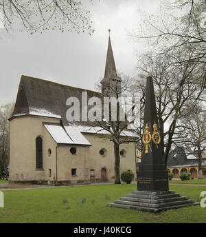 Chiesa cattolica di St. Georg und Katharina e Memoriale di guerra di Traunstein, Germania. Il testo significa costruito dall associazione dei soldati smobilitati su Augu Foto Stock