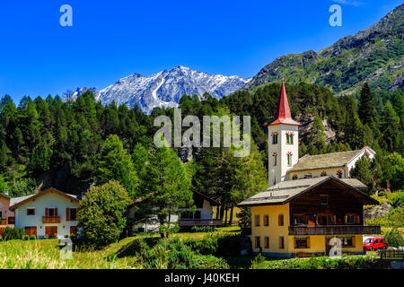 Il pittoresco villaggio di Maloya vicino a San Moritz sotto un cielo blu chiaro in estate (Engadina, Grigioni, Svizzera) Foto Stock