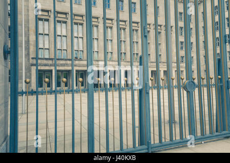 Il ferro, il grande cancello di fronte a un vecchio edificio di Berlino Foto Stock