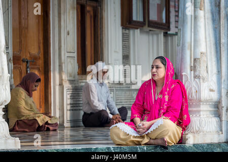 Femmina pellegrino Sikh, Tempio Dorato, Amritsar Punjab, India Foto Stock