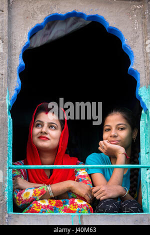 Due donne con uno in sari colorati, Jodhpur, Rajasthan, India Foto Stock