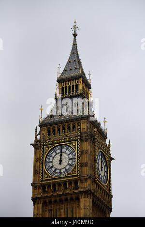 L'orologio del Big Ben, o Elizabeth Tower, che colpisce a mezzogiorno alle dodici. Parte del Palazzo di Westminster, Londra, Regno Unito Foto Stock