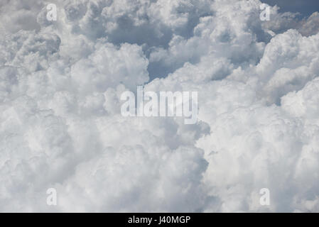 Soffici nuvole bianche vista dall'alto. Big cloud vista dall'aereo Foto Stock