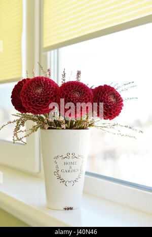 Bouquet di dalie in vaso vintage sul davanzale Foto Stock