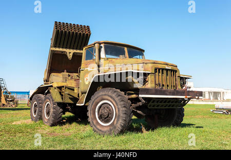 Samara, Russia - 2 Maggio 2016: BM-21 Grad 122-mm più Rocket Launcher Ural-375D chassis nel giorno di estate Foto Stock