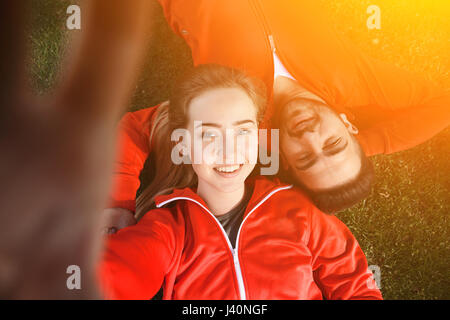 Sport l uomo e la donna che fa selfies in posizione di parcheggio Foto Stock