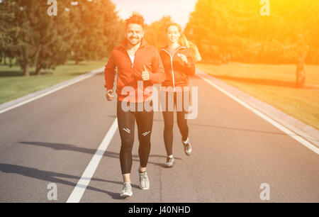 Sport l uomo e la donna a fare jogging nel parco Foto Stock