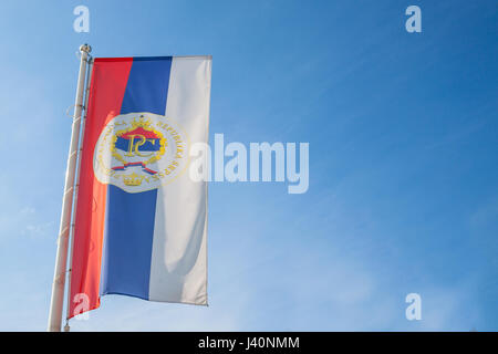 Bandiera della Repubblica serba di Bosnia (Republika Srpska) con la sua ufficiale stemma. La Repubblica di Srpska è una delle entità costitutive di B Foto Stock