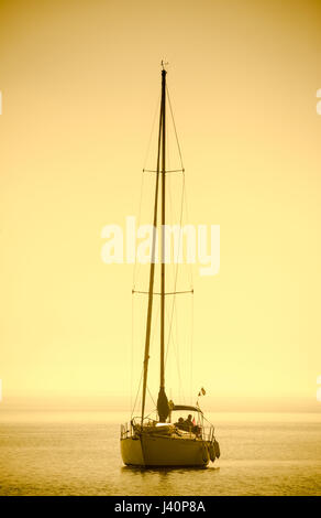 Yacht con vele verso il basso entrando in Oakville marina sul lago Ontario Foto Stock