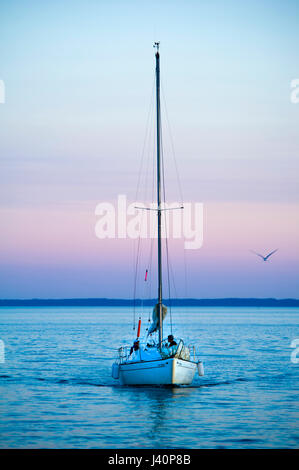 Yacht con vele verso il basso entrando in Oakville marina sul lago Ontario Foto Stock