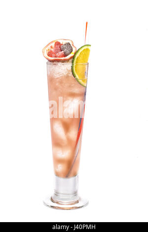 Chiusura del vetro con rinfrescanti cocktail arancione con calce e frutto della passione isolato su uno sfondo bianco. Foto Stock