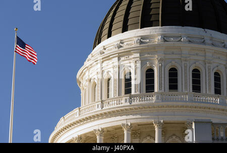 La sventola davanti al Sacramento dell'edificio di capitale Foto Stock