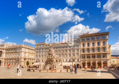 Trieste. Bella e soleggiata mattina in Piazza Unità d'Italia. Foto Stock