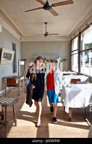 Madre e figlio presso il ristorante Villa Teresita, Hostal Spa Empuries, Platja del portichol, Girona, Costa Brava, Spagna Foto Stock