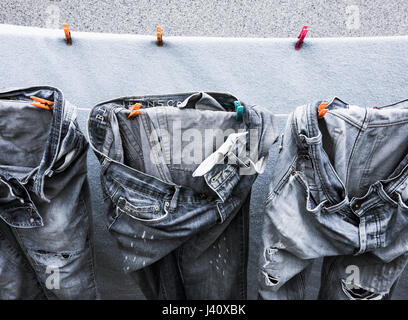 Denim stinto jeans sulla linea di lavaggio Foto Stock