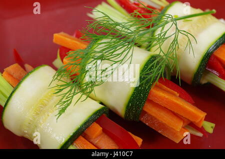 Avvolte le zucchine con i pomodori paprika sulla piastra Foto Stock