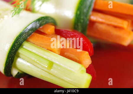 Avvolte le zucchine con i pomodori paprika sulla piastra Foto Stock