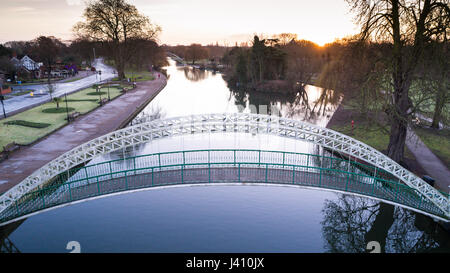 Ponte di sospensione su acqua/fiume Foto Stock