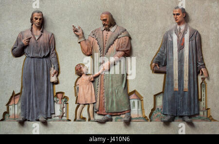 Jan Hus, John Amos Comenius e il primo patriarca della cecoslovacca chiesa ussita Karel Farský (da sinistra a destra). Argilla colorata sollievo da scultore ceco Jan Znoj (1936-1938) nella casa della Congregazione della cecoslovacca chiesa ussita (Husův sbor) nel quartiere di Vinohrady di Praga, Repubblica Ceca. Foto Stock